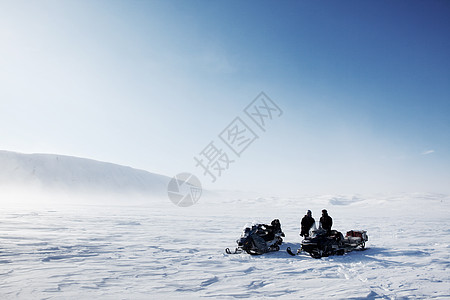 雪下流动冬季风景滑雪道冒险荒野环境地形场景男人旅游车辆游客图片