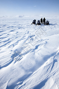 雪机动探雪活动男人旅游场景地形滑雪道风景摩托车旅行荒野女士图片