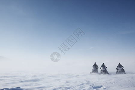 暴风雪中的雪中流雪图片