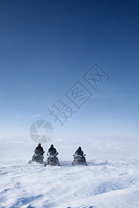 雪下流动冬季风景滑雪道男人地形旅行游客摩托车车辆冒险荒野女士图片