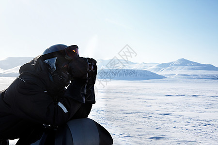 冬季冒险指南荒野旅游扫描微笑蓝色游客地平线指导护林员望远镜图片