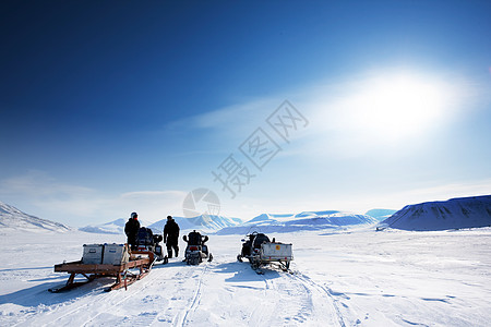 冬季冒险海岸游客蓝色雪地场景男人旅行气候旅游摩托图片