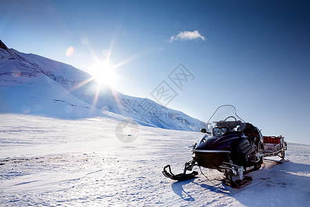 雪地流动滑雪车辆气候蓝色太阳旅游场景旅行摩托探索图片