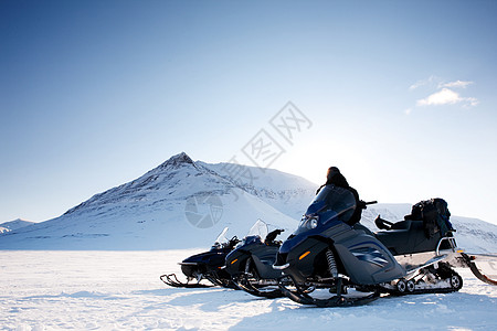 斯瓦尔巴德摩托车场景太阳荒野蓝色环境滑雪旅游雪地摩托图片
