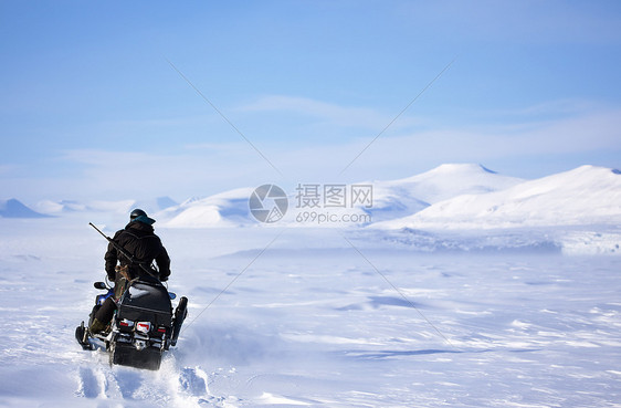 冬季雪下流动风景环境地形旅行摩托车蓝色男人冒险场景车辆滑雪道图片