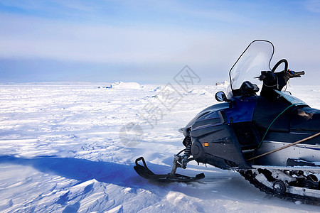 雪地流动白色摩托车滑雪图片