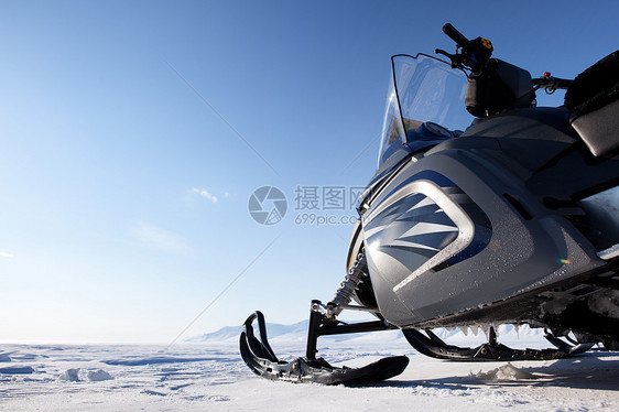 雪地流动蓝色摩托车旅行旅游车辆风景环境冒险荒野地形图片