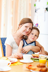 家庭早餐儿子女士桌子享受成人母性孩子微笑妈妈食物图片