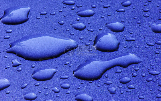 滴滴子宏观细雨水分金属紫色飞沫专注碎片化薄雾图片