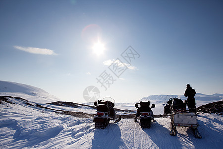 冬季冒险地貌场景旅行男人女士车辆气候蓝色荒野地形旅游图片