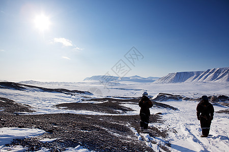 巴伦冬季景观男人旅游蓝色气候环境地形荒野游客场景风景图片