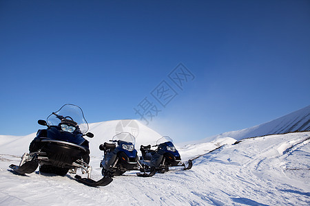 雪地流动摩托车旅游车辆蓝色风景荒野地形旅行场景冒险图片