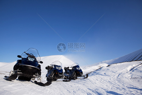 雪地流动摩托车旅游车辆蓝色风景荒野地形旅行场景冒险图片