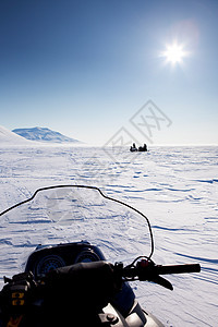 冬季风景中的雪上移动器荒野冒险摩托车蓝色旅行场景滑雪道车辆地形环境图片