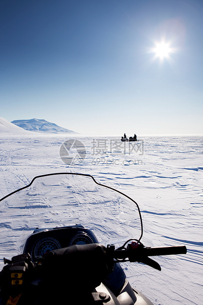 冬季风景中的雪上移动器荒野冒险摩托车蓝色旅行场景滑雪道车辆地形环境图片