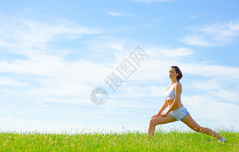 女运动员女士蓝色天空成人公园娱乐福利火车活动慢跑者图片