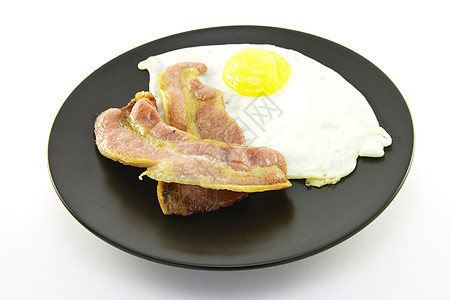 黑板上的培根和鸡蛋盘子食物脂肪带子味道红色平底锅黄色英语早餐图片