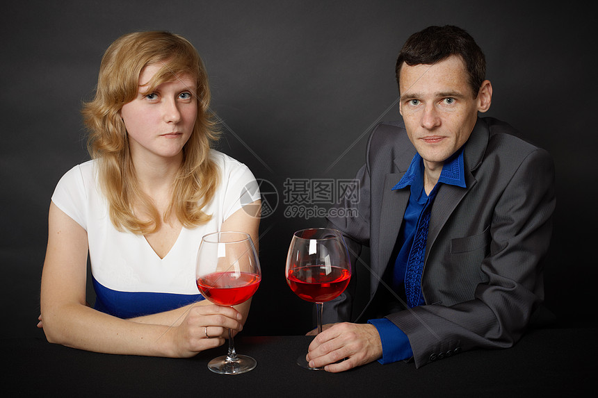 男人和女人在餐桌上喝红酒图片