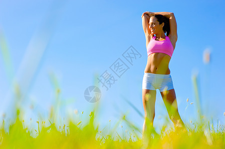 运动女运动员的锻炼晴天慢跑者女士火车赛跑者福利女性微笑娱乐天空图片