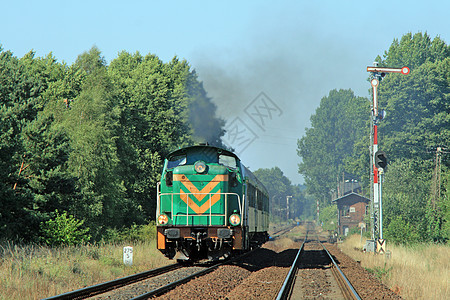 乘火车通过农村的旅客列车车辆信号运输服务风景日光铁路机车乘客乡村图片