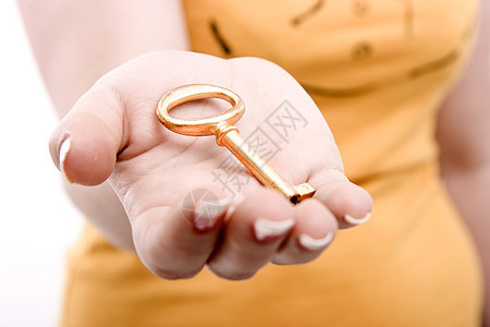 棕榈键白色成功展示金属裁剪手指财产摄影钥匙黄色背景图片