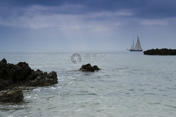 海上航行船舶地平线旅游蓝色岩石天空海洋桅杆运输图片