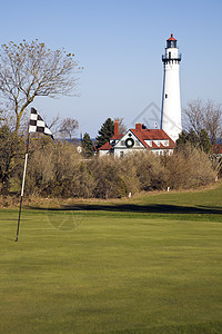 风点灯塔房子旗帜高尔夫球绿色课程旅行白色蓝色历史性天空图片