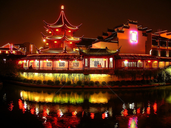 夜间的塔塔寺庙木头历史性建筑学旅行文化宗教遗产建筑照明图片