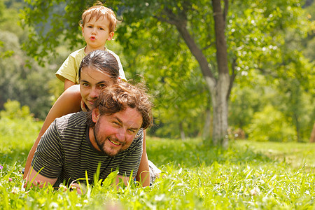 家庭幸福享受闲暇绿色追求孩子男人活动休闲后代图片