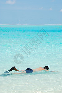 马尔代夫蓝海水年轻男子潜水面具海景海岸线脚蹼浮潜呼吸管闲暇乐趣风镜潜水员图片