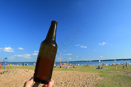 啤酒瓶绿色饮料晴天瓶子日光娱乐抛光天空假期酒精图片