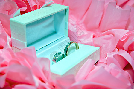 结婚带新人宝石婚礼仪式浪漫庆典金子钻石已婚戒指背景图片