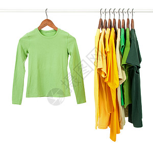 木制衣架上的绿色和黄绿色衬衫图片