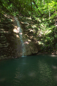 小型瀑水山脉旅行石头森林禅意溪流叶子苔藓公园场景图片