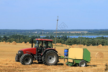 夏季风景抛光农场稻草收获机械场地粮食采摘干草收割机图片