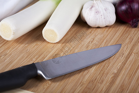 刀子在剪刀板上洋葱韭菜食物蔬菜韭葱图片