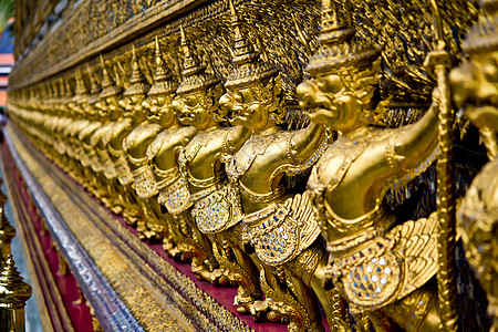 曼谷泰国大宫殿的金加露达金子国王寺庙雕像财富古董气候城堡教会建筑学图片