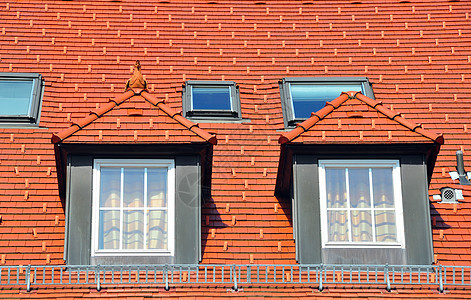 屋顶红色山墙房顶反射玻璃窗户背景图片
