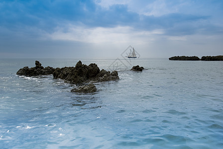 海上航行船舶桅杆蓝色岩石旅游海洋运输地平线天空图片