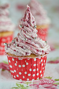 美味小蛋糕甜点生日小雨磨砂育肥奶油粉色烘烤小吃装饰图片