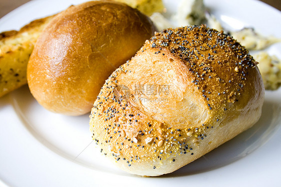 餐盘上的面包面团食物早餐粮食面粉营养篮子盘子小麦棕色图片