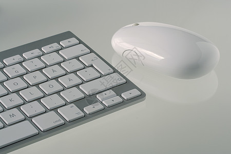 计算机键盘和鼠标老鼠灰色技术光学钥匙反光机动性办公室桌子桌面图片