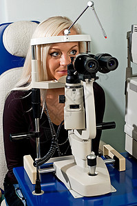 年轻女性检查视力的年轻女性眼睛眼科配镜师验光师医生光学测试图片