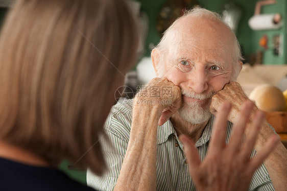 在家的老夫妇专注愤怒的男人牛仔胡子压力胡须紧张夫妻成人老年记忆妻子图片