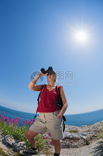 妇女徒步旅行活动远足海洋望远镜自然休闲冒险阳光高度观鸟者图片