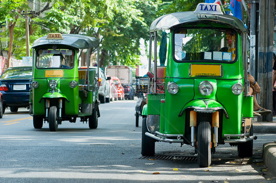 曼谷Tuktuk出租车摩托车街道旅游运输旅行城市绿色图片