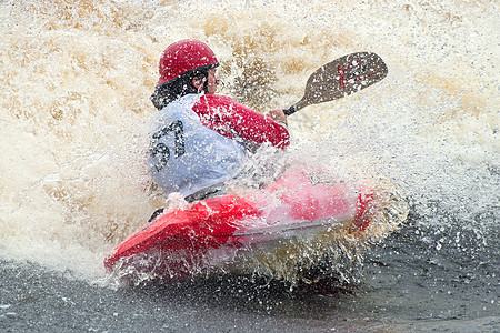 白水自由式皮艇运动员风险激流海浪头盔闲暇危险竞赛溪流图片