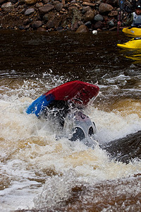 白水自由式追求海浪溪流竞赛激流头盔冒险皮艇荒野乐趣图片