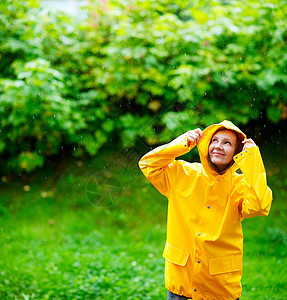雨下女孩天气微笑下雨黄色幸福季节夹克女性女士外套图片