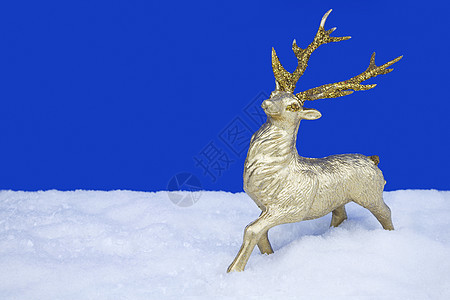 金山驯鹿圣诞礼仪 站在假雪上与一个爸爸背景水平摄影雪片蓝色装饰品季节季节性传统庆典图片